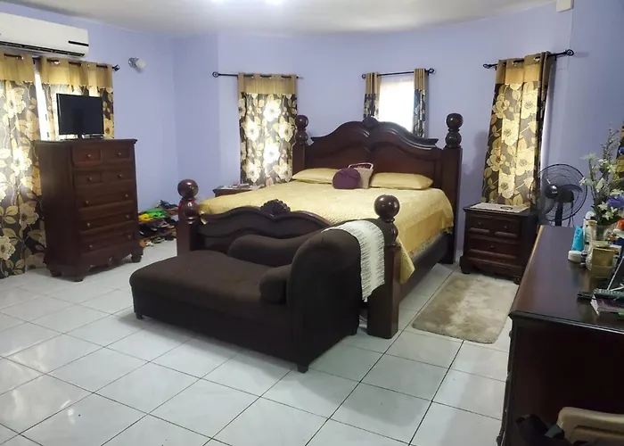 Montego Bay 3-Bed Home Sleeps 6 Parking & Garden Ferienhaus