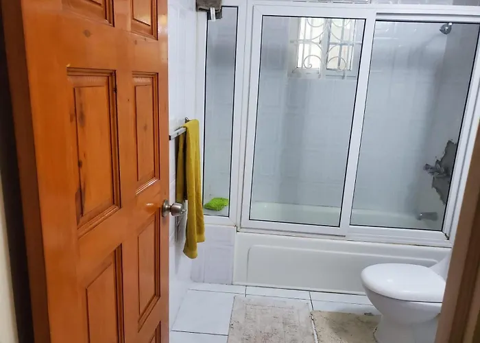 Montego Bay 3-Bed Home Sleeps 6 Parking & Garden